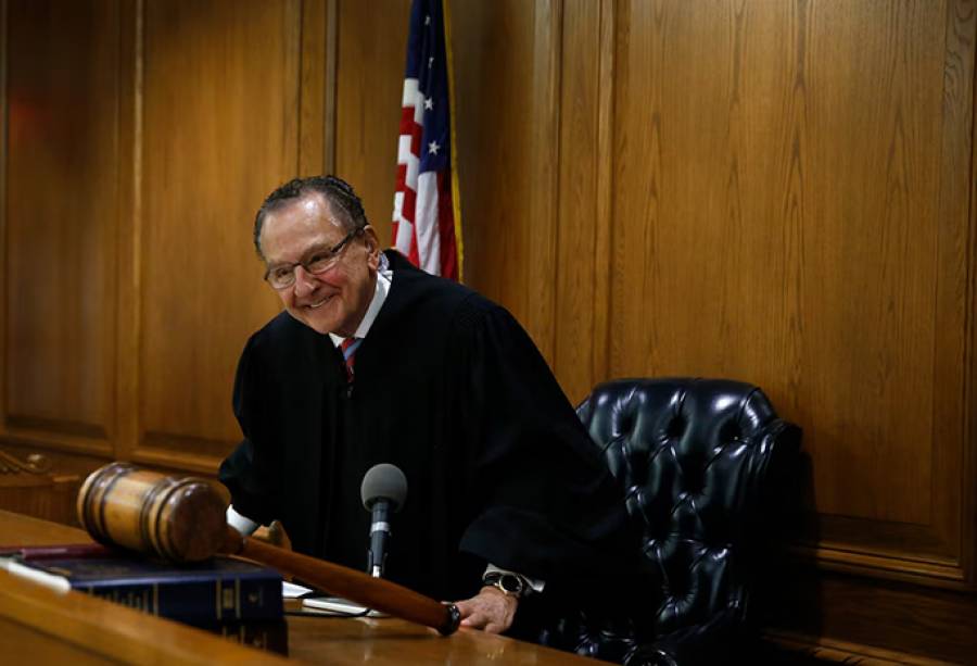 &Pi;έ&theta;&alpha;&nu;&epsilon; &omicron; &pi;&iota;&omicron; &sigma;&upsilon;&mu;&pi;&alpha;&theta;&eta;&tau;&iota;&kappa;ό&sigmaf; &delta;&iota;&kappa;&alpha;&sigma;&tau;ή&sigmaf; &tau;&omicron;&upsilon; Rhode Island, Frank Caprio