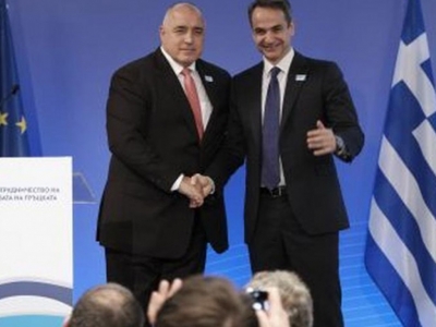 &Mu;&eta;&tau;&sigma;&omicron;&tau;ά&kappa;&eta;&sigmaf;: &laquo;&Epsilon;&lambda;&lambda;ά&delta;&alpha; &kappa;&alpha;&iota; &Beta;&omicron;&upsilon;&lambda;&gamma;&alpha;&rho;ί&alpha; &beta;&alpha;&delta;ί&zeta;&omicron;&upsilon;&mu;&epsilon; &mu;&alpha;&zeta;ί &sigma;&tau;&omicron; &delta;&rho;ό&mu;&omicron; &tau;&eta;&sigmaf; &epsilon;&iota;&rho;ή&nu;&eta;&sigmaf; &kappa;&alpha;&iota; &tau;&eta;&sigmaf; &alpha;&nu;ά&pi;&tau;&upsilon;&xi;&eta;&sigmaf;&raquo;