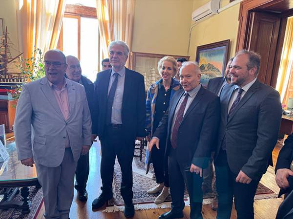 &Chi;&rho;. &Sigma;&tau;&upsilon;&lambda;&iota;&alpha;&nu;ί&delta;&eta;&sigmaf; &alpha;&pi;ό &Sigma;ύ&rho;&omicron;: &laquo;&Epsilon;&upsilon;&rho;&omega;&pi;&alpha;ϊ&kappa;ή &chi;&rho;&eta;&mu;&alpha;&tau;&omicron;&delta;ό&tau;&eta;&sigma;&eta; έ&omega;&sigmaf; 400 &epsilon;&kappa;&alpha;&tau;&omicron;&mu;&mu;ύ&rho;&iota;&alpha; &kappa;&alpha;&iota; 12&epsilon;&tau;&epsilon;ί&sigmaf; &sigma;&upsilon;&mu;&beta;ά&sigma;&epsilon;&iota;&sigmaf; &gamma;&iota;&alpha; &tau;&iota;&sigmaf; ά&gamma;&omicron;&nu;&epsilon;&sigmaf; &gamma;&rho;&alpha;&mu;&mu;έ&sigmaf; &alpha;&pi;ό &tau;&omicron;&upsilon;&sigmaf; &beta;&alpha;&sigma;&iota;&kappa;&omicron;ύ&sigmaf; &sigma;&tau;ό&chi;&omicron;&upsilon;&sigmaf; &tau;&omicron;&upsilon; &upsilon;&pi;&omicron;&upsilon;&rho;&gamma;&epsilon;ί&omicron;&upsilon;