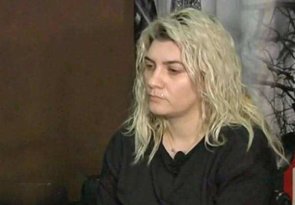 &Pi;&iota;&sigma;&pi;&iota;&rho;ί&gamma;&kappa;&omicron;&upsilon;: &laquo;&Epsilon;ί&mu;&alpha;&iota; &mu;&eta;&tau;έ&rho;&alpha; &pi;&omicron;&upsilon; έ&chi;&alpha;&sigma;&epsilon; &tau;&rho;ί&alpha; &pi;&alpha;&iota;&delta;&iota;ά &kappa;&alpha;&iota; &epsilon;ί&mu;&alpha;&iota; έ&nu;&alpha; &beta;ή&mu;&alpha; &alpha;&pi;ό &tau;&eta; &phi;&upsilon;&lambda;&alpha;&kappa;ή&raquo;