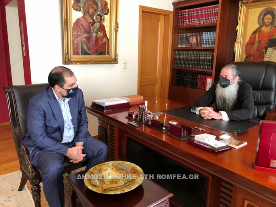 &Sigma;&upsilon;&nu;ά&nu;&tau;&eta;&sigma;&eta; &Upsilon;&Phi;&Upsilon;&Nu;&Alpha;&Nu;&Pi;, &Kappa;. &Kappa;&alpha;&tau;&sigma;&alpha;&phi;ά&delta;&omicron;&upsilon;, &mu;&epsilon; &tau;&omicron;&nu; &Mu;&eta;&tau;&rho;&omicron;&pi;&omicron;&lambda;ί&tau;&eta; &Pi;&epsilon;&iota;&rho;&alpha;&iota;ώ&sigmaf; &Sigma;&epsilon;&rho;&alpha;&phi;&epsilon;ί&mu;