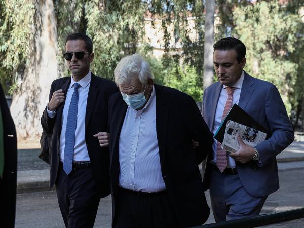 Folli Follie: &Sigma;&tau;&omicron; &sigma;&pi;ί&tau;&iota; &theta;&alpha; &epsilon;&kappa;&tau;ί&sigma;&omicron;&upsilon;&nu; &tau;&eta;&nu; &pi;&omicron;&iota;&nu;ή &Delta;&eta;&mu;ή&tau;&rho;&eta;&sigmaf; &kappa;&alpha;&iota; &Kappa;&alpha;ί&tau;&eta; &Kappa;&omicron;&upsilon;&tau;&sigma;&omicron;&lambda;&iota;&omicron;ύ&tau;&sigma;&omicron;&upsilon; - &Sigma;&tau;&eta; &phi;&upsilon;&lambda;&alpha;&kappa;ή &omicron; &Tau;&zeta;ώ&rho;&tau;&zeta;&eta;&sigmaf; &Kappa;&omicron;&upsilon;&tau;&sigma;&omicron;&lambda;&iota;&omicron;ύ&tau;&sigma;&omicron;&sigmaf;