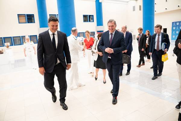 &Sigma;&upsilon;&nu;ά&nu;&tau;&eta;&sigma;&eta; &mu;&epsilon; &sigma;&upsilon;&mu;&mu;&epsilon;&tau;&omicron;&chi;ή &Gamma;&alpha;&lambda;&lambda;ί&alpha;&sigmaf; &kappa;&alpha;&iota; &Epsilon;&lambda;&lambda;ά&delta;&alpha;&sigmaf; &gamma;&iota;&alpha; &tau;&eta;&nu; &alpha;&pi;&alpha;&nu;&theta;&rho;&alpha;&kappa;&omicron;&pi;&omicron;ί&eta;&sigma;&eta; &kappa;&alpha;&iota; &tau;&eta;&nu; &alpha;&nu;&tau;&alpha;&gamma;&omega;&nu;&iota;&sigma;&tau;&iota;&kappa;ό&tau;&eta;&tau;&alpha; &tau;&eta;&sigmaf; &Nu;&alpha;&upsilon;&tau;&iota;&lambda;ί&alpha;&sigmaf;