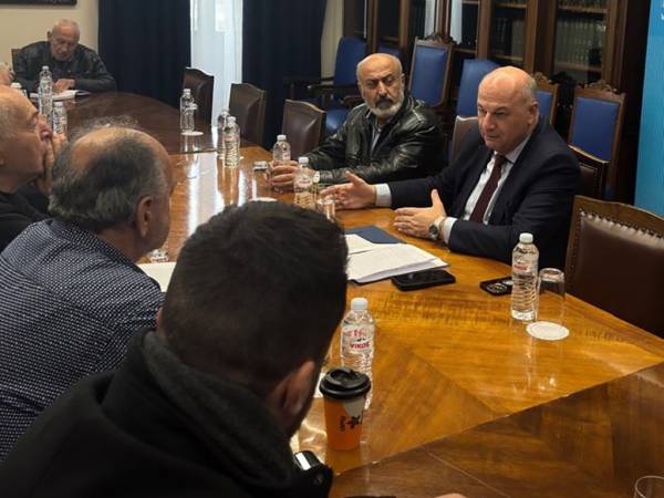 &Kappa;. &Tau;&sigma;&iota;ά&rho;&alpha;&sigmaf;: &Pi;&rho;&omicron;&tau;&epsilon;&rho;&alpha;&iota;ό&tau;&eta;&tau;&alpha; &eta; &sigma;&tau;ή&rho;&iota;&xi;&eta; &tau;&eta;&sigmaf; &epsilon;&lambda;&lambda;&eta;&nu;&iota;&kappa;ή&sigmaf; &kappa;&tau;&eta;&nu;&omicron;&tau;&rho;&omicron;&phi;ί&alpha;&sigmaf; &kappa;&alpha;&iota; &eta; &alpha;&nu;&tau;&iota;&mu;&epsilon;&tau;ώ&pi;&iota;&sigma;&eta; &tau;&omega;&nu; &epsilon;&pi;&iota;&zeta;&omega;&omicron;&tau;&iota;ώ&nu;