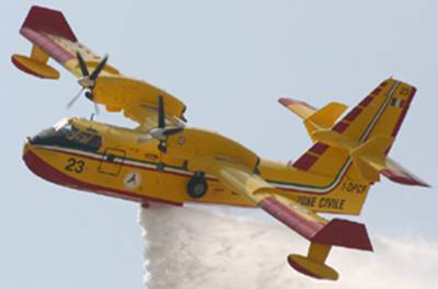 Έ&nu;&alpha; Canadair CL-415 &sigma;&tau;έ&lambda;&nu;&epsilon;&iota; &eta; &Epsilon;&lambda;&lambda;ά&delta;&alpha; &sigma;&tau;&eta;&nu; &Alpha;&lambda;&beta;&alpha;&nu;ί&alpha; &gamma;&iota;&alpha; &tau;&eta; &mu;&epsilon;&gamma;ά&lambda;&eta; &pi;&upsilon;&rho;&kappa;&alpha;&gamma;&iota;ά &sigma;&tau;&eta; &nu;ή&sigma;&omicron; &Sigma;ά&sigma;&omega;&nu;