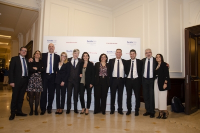 Eurolife ERB: &Delta;ί&pi;&lambda;&alpha; &sigma;&tau;&omicron;&upsilon;&sigmaf; &sigma;&upsilon;&nu;&epsilon;&rho;&gamma;ά&tau;&epsilon;&sigmaf; &tau;&eta;&sigmaf; &sigma;&tau;&eta; &Beta;ό&rho;&epsilon;&iota;&alpha; &kappa;&alpha;&iota; &Kappa;&epsilon;&nu;&tau;&rho;&iota;&kappa;ή &Epsilon;&lambda;&lambda;ά&delta;&alpha;