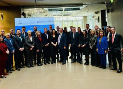 Attica Bank: &Eta; Έ&lambda;&epsilon;&nu;&alpha; &Beta;&rho;&epsilon;&tau;&tau;&omicron;ύ &chi;&tau;ύ&pi;&eta;&sigma;&epsilon; &tau;&omicron; &kappa;&alpha;&mu;&pi;&alpha;&nu;ά&kappa;&iota; &gamma;&iota;&alpha; &tau;&eta;&nu; έ&nu;&alpha;&rho;&xi;&eta; &tau;&eta;&sigmaf; &sigma;&upsilon;&nu;&epsilon;&delta;&rho;ί&alpha;&sigma;&eta;&sigmaf; &tau;&omicron;&upsilon; &Chi;&Alpha;
