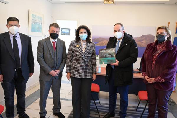 &Gamma;. &Pi;&lambda;&alpha;&kappa;&iota;&omega;&tau;ά&kappa;&eta;&sigmaf;: 8 &epsilon;&kappa;&alpha;&tau;. &epsilon;&upsilon;&rho;ώ &gamma;&iota;&alpha; &upsilon;&pi;&omicron;&delta;&omicron;&mu;έ&sigmaf; &kappa;&alpha;&iota; &alpha;&kappa;&tau;&omicron;&pi;&lambda;&omicron;ϊ&kappa;έ&sigmaf; &sigma;&upsilon;&nu;&delta;έ&sigma;&epsilon;&iota;&sigmaf; &gamma;&iota;&alpha; &tau;&eta;&nu; &Iota;&theta;ά&kappa;&eta;