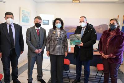 &Gamma;. &Pi;&lambda;&alpha;&kappa;&iota;&omega;&tau;ά&kappa;&eta;&sigmaf;: 8 &epsilon;&kappa;&alpha;&tau;. &epsilon;&upsilon;&rho;ώ &gamma;&iota;&alpha; &upsilon;&pi;&omicron;&delta;&omicron;&mu;έ&sigmaf; &kappa;&alpha;&iota; &alpha;&kappa;&tau;&omicron;&pi;&lambda;&omicron;ϊ&kappa;έ&sigmaf; &sigma;&upsilon;&nu;&delta;έ&sigma;&epsilon;&iota;&sigmaf; &gamma;&iota;&alpha; &tau;&eta;&nu; &Iota;&theta;ά&kappa;&eta;