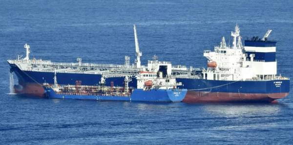&Sigma;&upsilon;&nu;&alpha;&gamma;&epsilon;&rho;&mu;ό&sigmaf; &sigma;&tau;&omicron; &Omicron;&mu;ά&nu;: &Pi;&epsilon;&iota;&rho;&alpha;&tau;&epsilon;ί&alpha; &sigma;&epsilon; &epsilon;&lambda;&lambda;&eta;&nu;ό&kappa;&tau;&eta;&tau;&omicron; tanker &sigma;&tau;&alpha; &sigma;&tau;&epsilon;&nu;ά &tau;&omicron;&upsilon; &Omicron;&rho;&mu;&omicron;ύ&zeta; - Έ&lambda;&lambda;&eta;&nu;&alpha;&sigmaf; &nu;&alpha;&upsilon;&tau;&iota;&kappa;ό&sigmaf; &sigma;&tau;&omicron; &pi;&lambda;ή&rho;&omega;&mu;&alpha;