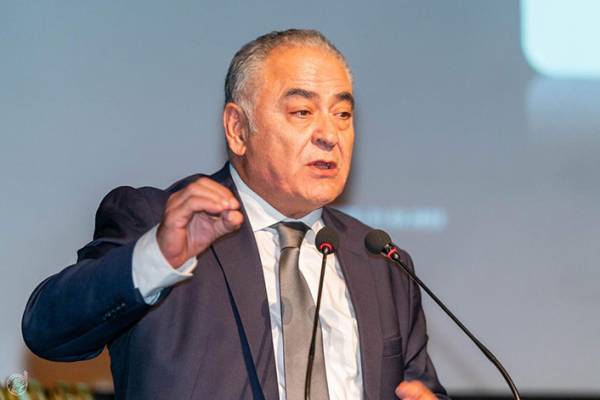 &Gamma;. &Chi;&alpha;&tau;&zeta;&eta;&theta;&epsilon;&omicron;&delta;&omicron;&sigma;ί&omicron;&upsilon; (&Epsilon;&Epsilon;&Alpha;): &laquo;&Mu;&iota;&alpha; &nu;έ&alpha; &rho;ύ&theta;&mu;&iota;&sigma;&eta; 120 &delta;ό&sigma;&epsilon;&omega;&nu; &pi;&omicron;&upsilon; &delta;&epsilon;&nu; &kappa;&omicron;&sigma;&tau;ί&zeta;&epsilon;&iota; &tau;ί&pi;&omicron;&tau;&alpha;, &alpha;&lambda;&lambda;ά &mu;&pi;&omicron;&rho;&epsilon;ί &nu;&alpha; &alpha;&pi;&omicron;&delta;ώ&sigma;&epsilon;&iota; &pi;&omicron;&lambda;&lambda;ά&raquo;