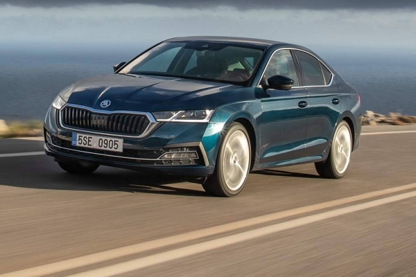 H Skoda Octavia &upsilon;&pi;&omicron;&psi;ή&phi;&iota;&alpha; &gamma;&iota;&alpha; &tau;&omicron; Car of The Year 2021