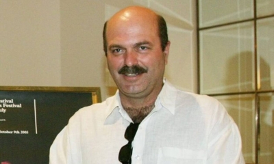 &Pi;έ&theta;&alpha;&nu;&epsilon; &omicron; &sigma;&kappa;&eta;&nu;&omicron;&theta;έ&tau;&eta;&sigmaf; &Gamma;&iota;ά&nu;&nu;&eta;&sigmaf; &Kappa;&alpha;&rho;&alpha;&chi;&iota;&sigma;&alpha;&rho;ί&delta;&eta;&sigmaf;