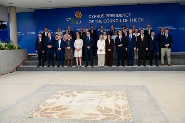 &Beta;. &Kappa;&iota;&kappa;ί&lambda;&iota;&alpha;&sigmaf; &gamma;&iota;&alpha; &nu;&alpha;&upsilon;&tau;&iota;&lambda;ί&alpha; &kappa;&alpha;&iota; &epsilon;&nu;&epsilon;&rho;&gamma;&epsilon;&iota;&alpha;&kappa;ή &mu;&epsilon;&tau;ά&beta;&alpha;&sigma;&eta;: &laquo;&Chi;&rho;&epsilon;&iota;ά&zeta;&omicron;&nu;&tau;&alpha;&iota; &rho;&epsilon;&alpha;&lambda;&iota;&sigma;&tau;&iota;&kappa;έ&sigmaf; &lambda;ύ&sigma;&epsilon;&iota;&sigmaf; &pi;&omicron;&upsilon; &nu;&alpha; &mu;&eta;&nu; &epsilon;&pi;&iota;&beta;&alpha;&rho;ύ&nu;&omicron;&upsilon;&nu; &tau;&omicron;&upsilon;&sigmaf; &Epsilon;&upsilon;&rho;&omega;&pi;&alpha;ί&omicron;&upsilon;&sigmaf; &pi;&omicron;&lambda;ί&tau;&epsilon;&sigmaf;&raquo;