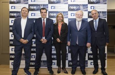 &Alpha;&pi;ό &tau;&omicron; brain drain &sigma;&tau;&omicron; brain gain: &Eta; &epsilon;&lambda;&lambda;&eta;&nu;&iota;&kappa;ή &phi;&alpha;&rho;&mu;&alpha;&kappa;&omicron;&beta;&iota;&omicron;&mu;&eta;&chi;&alpha;&nu;ί&alpha; &sigma;&tau;&eta;&rho;ί&zeta;&epsilon;&iota; έ&mu;&pi;&rho;&alpha;&kappa;&tau;&alpha; &tau;&omicron;&upsilon;&sigmaf; &nu;έ&omicron;&upsilon;&sigmaf; &epsilon;&pi;&iota;&sigma;&tau;ή&mu;&omicron;&nu;&epsilon;&sigmaf;