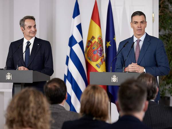 &Sigma;ά&nu;&tau;&sigma;&epsilon;&theta;: &Eta; &Epsilon;&lambda;&lambda;ά&delta;&alpha; &pi;έ&rho;&alpha;&sigma;&epsilon; &tau;&eta;&nu; &kappa;&rho;ί&sigma;&eta; &tau;&omicron;&upsilon; &epsilon;&upsilon;&rho;ώ &kappa;&alpha;&iota; &pi;&rho;&omicron;&epsilon;&delta;&rho;&epsilon;ύ&epsilon;&iota; &sigma;&tau;&omicron; Eurogroup