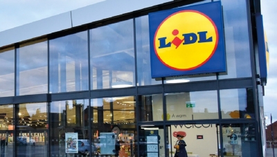 Lidl &Epsilon;&lambda;&lambda;ά&sigmaf;: &Epsilon;&pi;&epsilon;&nu;&delta;ύ&epsilon;&iota; 500.000 &epsilon;&upsilon;&rho;ώ &sigma;&tau;&eta;&nu; &kappa;&alpha;&mu;&pi;ά&nu;&iota;&alpha; &laquo;Plastic Free Santorini&raquo;