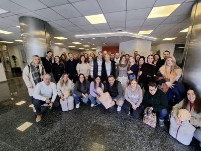 NP &Alpha;&sigma;&phi;&alpha;&lambda;&iota;&sigma;&tau;&iota;&kappa;ή: &Epsilon;&kappa;&pi;&alpha;ί&delta;&epsilon;&upsilon;&sigma;&eta; &Pi;&rho;ώ&tau;&omega;&nu; &Beta;&omicron;&eta;&theta;&epsilon;&iota;ώ&nu; &gamma;&iota;&alpha; &tau;&omicron;&upsilon;&sigmaf; &epsilon;&rho;&gamma;&alpha;&zeta;&omicron;&mu;έ&nu;&omicron;&upsilon;&sigmaf; &tau;&eta;&sigmaf;