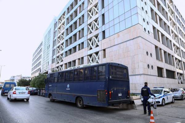 &Alpha;&rho;&chi;ή &Pi;&rho;&omicron;&sigma;&tau;&alpha;&sigma;ί&alpha;&sigmaf; &Pi;&rho;&omicron;&sigma;&omega;&pi;&iota;&kappa;ώ&nu; &Delta;&epsilon;&delta;&omicron;&mu;έ&nu;&omega;&nu;: &Pi;&rho;ό&sigma;&tau;&iota;&mu;&omicron; 175.000 &epsilon;&upsilon;&rho;ώ &sigma;&tau;&omicron; &Upsilon;&pi;&omicron;&upsilon;&rho;&gamma;&epsilon;ί&omicron; &Mu;&epsilon;&tau;&alpha;&nu;ά&sigma;&tau;&epsilon;&upsilon;&sigma;&eta;&sigmaf; &kappa;&alpha;&iota; &Alpha;&sigma;ύ&lambda;&omicron;&upsilon;