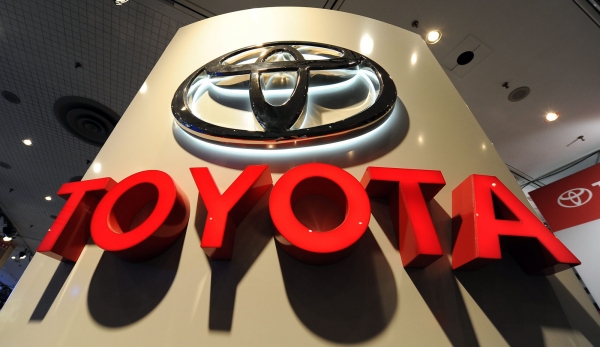 Toyota: Online &pi;&alpha;&rho;&alpha;&gamma;&gamma;&epsilon;&lambda;ί&epsilon;&sigmaf; &kappa;&alpha;&iota; &sigma;&tau;&eta;&nu; &Epsilon;&lambda;&lambda;ά&delta;&alpha;
