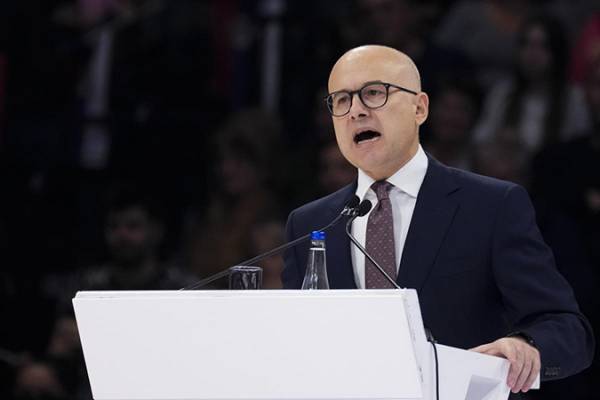 &Sigma;&epsilon;&rho;&beta;ί&alpha;: &Pi;&alpha;&rho;&alpha;&iota;&tau;ή&theta;&eta;&kappa;&epsilon; &omicron; &pi;&rho;&omega;&theta;&upsilon;&pi;&omicron;&upsilon;&rho;&gamma;ό&sigmaf; &Mu;ί&lambda;&omicron;&sigmaf; &Beta;&omicron;ύ&tau;&sigma;&epsilon;&beta;&iota;&tau;&sigmaf; &mu;&epsilon;&tau;ά &tau;&eta;&nu; &tau;&rho;&alpha;&gamma;&omega;&delta;ί&alpha; &sigma;&epsilon; &sigma;&iota;&delta;&eta;&rho;&omicron;&delta;&rho;&omicron;&mu;&iota;&kappa;ό &sigma;&tau;&alpha;&theta;&mu;ό