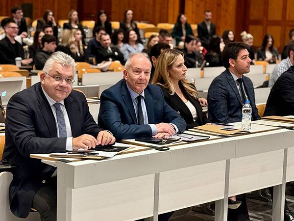 &Sigma;&tau;. &Gamma;&kappa;ί&kappa;&alpha;&sigmaf;: &laquo;&Eta; &alpha;&nu;ά&pi;&tau;&upsilon;&xi;&eta; &tau;&eta;&sigmaf; &Theta;&rho;ά&kappa;&eta;&sigmaf; &delta;&epsilon;&nu; &mu;&pi;&omicron;&rho;&epsilon;ί &nu;&alpha; &gamma;ί&nu;&epsilon;&iota;, &alpha;&nu; &delta;&epsilon;&nu; &upsilon;&pi;ά&rho;&chi;&omicron;&upsilon;&nu; &sigma;ύ&gamma;&chi;&rho;&omicron;&nu;&epsilon;&sigmaf; &lambda;&iota;&mu;&epsilon;&nu;&iota;&kappa;έ&sigmaf; &upsilon;&pi;&omicron;&delta;&omicron;&mu;έ&sigmaf;, &kappa;&alpha;&iota; &alpha;&nu;&epsilon;&pi;&tau;&upsilon;&gamma;&mu;έ&nu;&alpha; &Pi;&epsilon;&rho;&iota;&phi;&epsilon;&rho;&epsilon;&iota;&alpha;&kappa;ά &Lambda;&iota;&mu;ά&nu;&iota;&alpha;