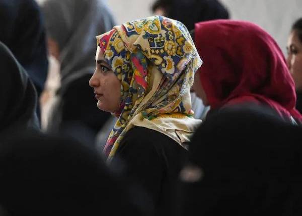 &Alpha;&phi;&gamma;&alpha;&nu;&iota;&sigma;&tau;ά&nu;: &Mu;&epsilon; &sigma;&upsilon;&nu;&omicron;&delta;&epsilon;ί&alpha; ό&sigma;&epsilon;&sigmaf; &gamma;&upsilon;&nu;&alpha;ί&kappa;&epsilon;&sigmaf; &theta;έ&lambda;&omicron;&upsilon;&nu; &nu;&alpha; &tau;&alpha;&xi;&iota;&delta;έ&psi;&omicron;&upsilon;&nu; &eta; &nu;έ&alpha; &omicron;&delta;&eta;&gamma;ί&alpha; &tau;&omega;&nu; &Tau;&alpha;&lambda;&iota;&mu;&pi;ά&nu;