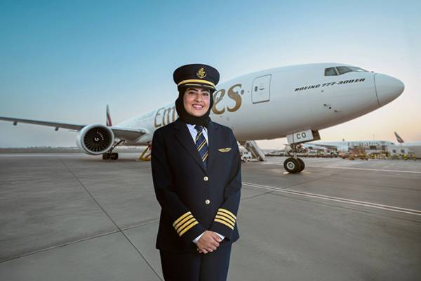 &Eta; Emirates &pi;&rho;&omicron;ά&gamma;&epsilon;&iota; &tau;&iota;&sigmaf; &pi;&rho;ώ&tau;&epsilon;&sigmaf; &gamma;&upsilon;&nu;&alpha;ί&kappa;&epsilon;&sigmaf; &kappa;&upsilon;&beta;&epsilon;&rho;&nu;ή&tau;&epsilon;&sigmaf; &alpha;&epsilon;&rho;&omicron;&sigma;&kappa;&alpha;&phi;ώ&nu;
