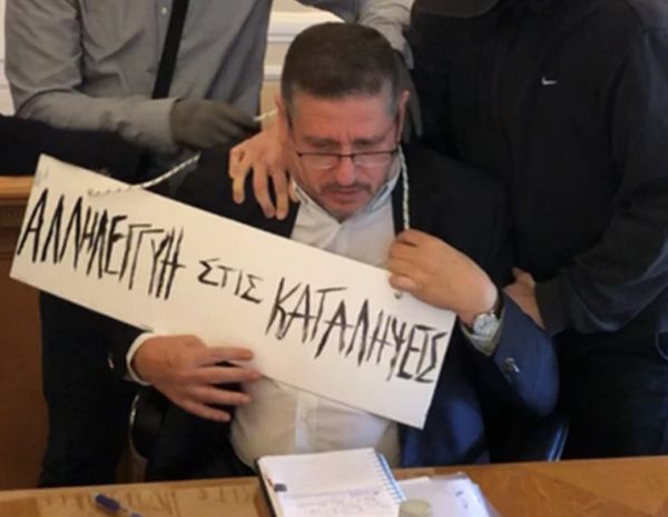 επιθεση στον πρυτανη ταμπελα